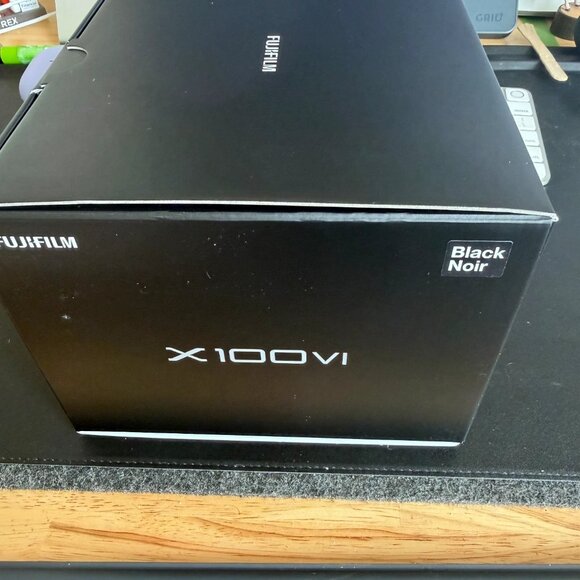 Fujifilm X100VI Black Camera used once, 100 shutters ,+ SD Card and extra strap - Picture 9 of 11